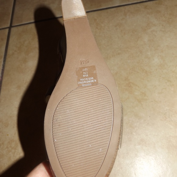 GUESS 5 1/2" WEDGE HEELS - Picture 4 of 4